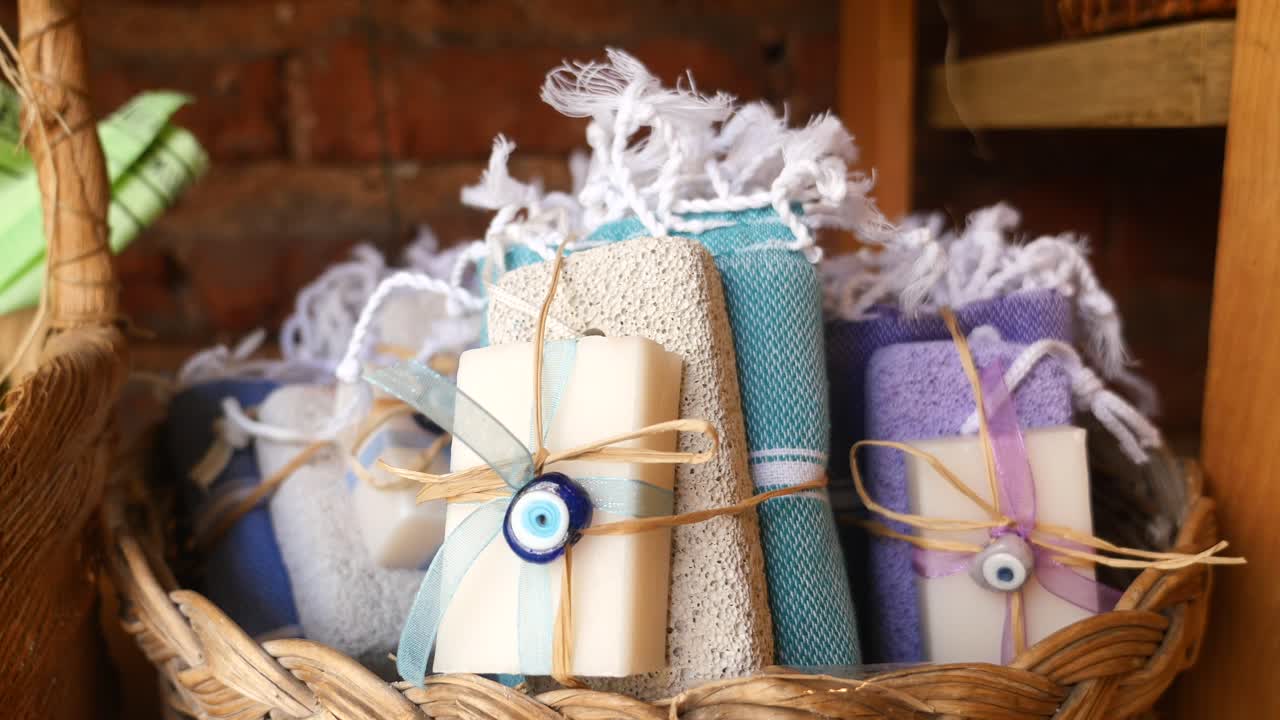 손으로 만든 터키 비누와 수건 선물 바구니