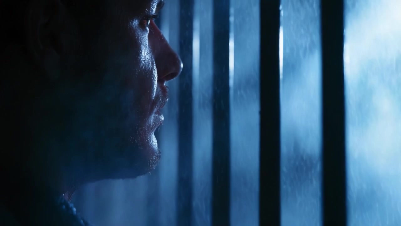 Um olhar contemplativo através das grades: Explorando emoções de isolamento e reflexão em um cenário escuro e encharcado pela chuva.