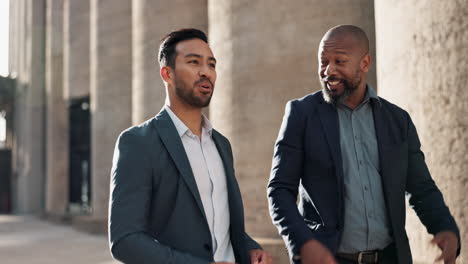dos hombres de negocios hablando al aire libre