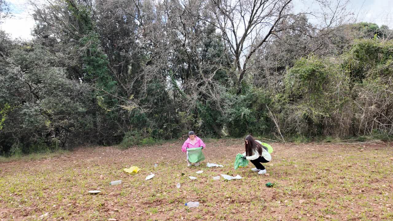 Volontari che raccolgono rifiuti nel parco