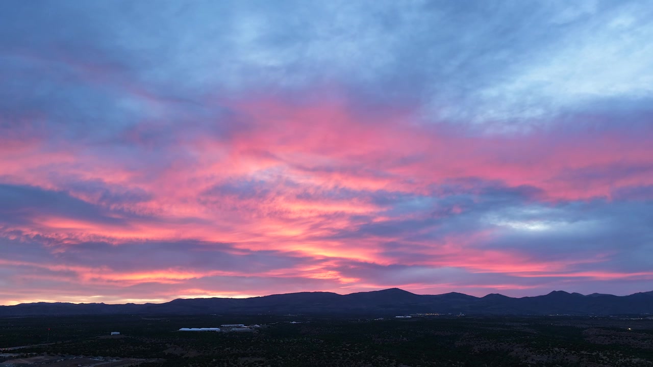 Un timelapse cinematografico in 4K con drone cattura i colori finali del tramonto che esplodono dal cielo. Questa drammatica transizione dal crepuscolo al tramonto crea uno sfondo naturale evocativo per il B-roll.