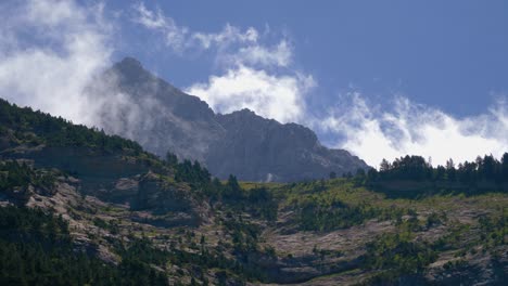 Nubes-Entre-Las-Montañas-De-Los-Pirineos-En-Verano