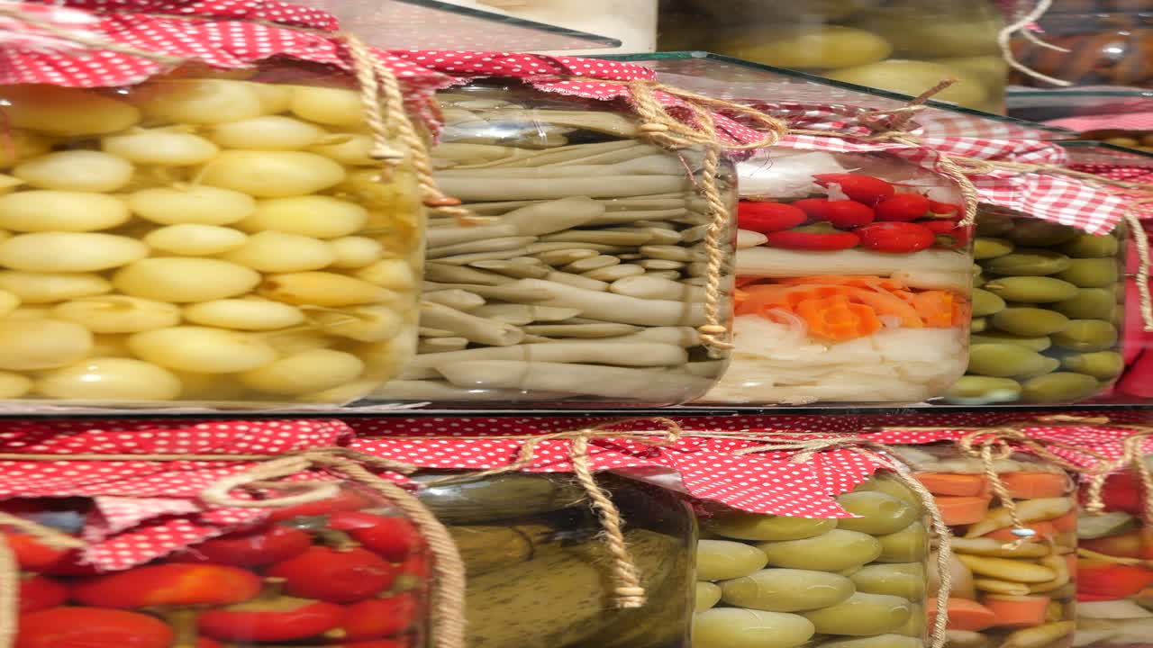 유리 항아리에 넣은 다양한 매운 채소