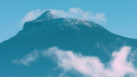 toma extrema de lente larga de la cima del monte pico con nubes en primer plano, las azores