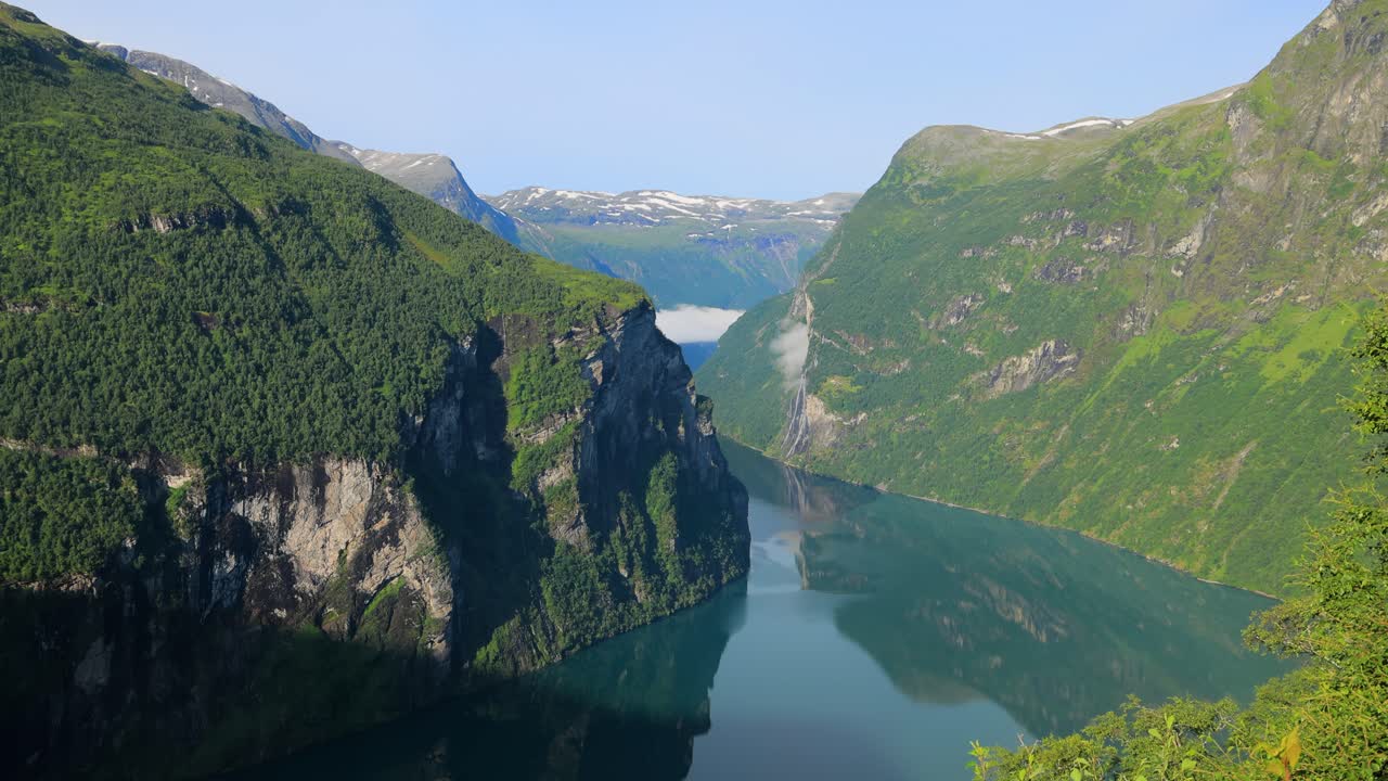 Piattaforma panoramica del fiordo di Geiranger, vista sulla cascata delle Sette Sorelle. Splendido paesaggio naturale della Norvegia.