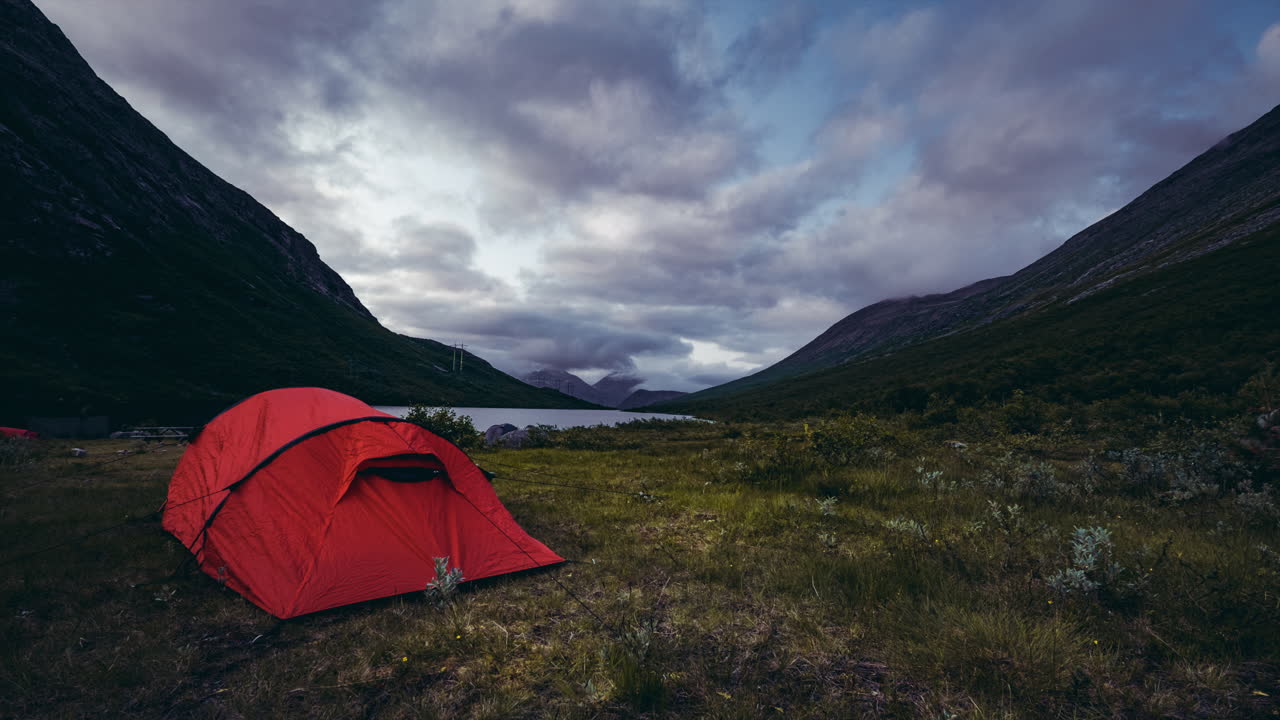 nubes rodando sobre las montañas y la carpa roja en isfjorden, noruega - lapso de tiempo