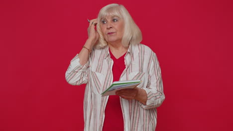 mujer periodista pensativa haciendo notas, escribiendo pensamientos con pluma en el bloc de notas diario