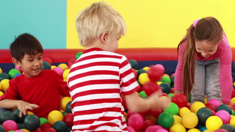 animación de diversos niños felices divirtiéndose con bolas en una fiesta