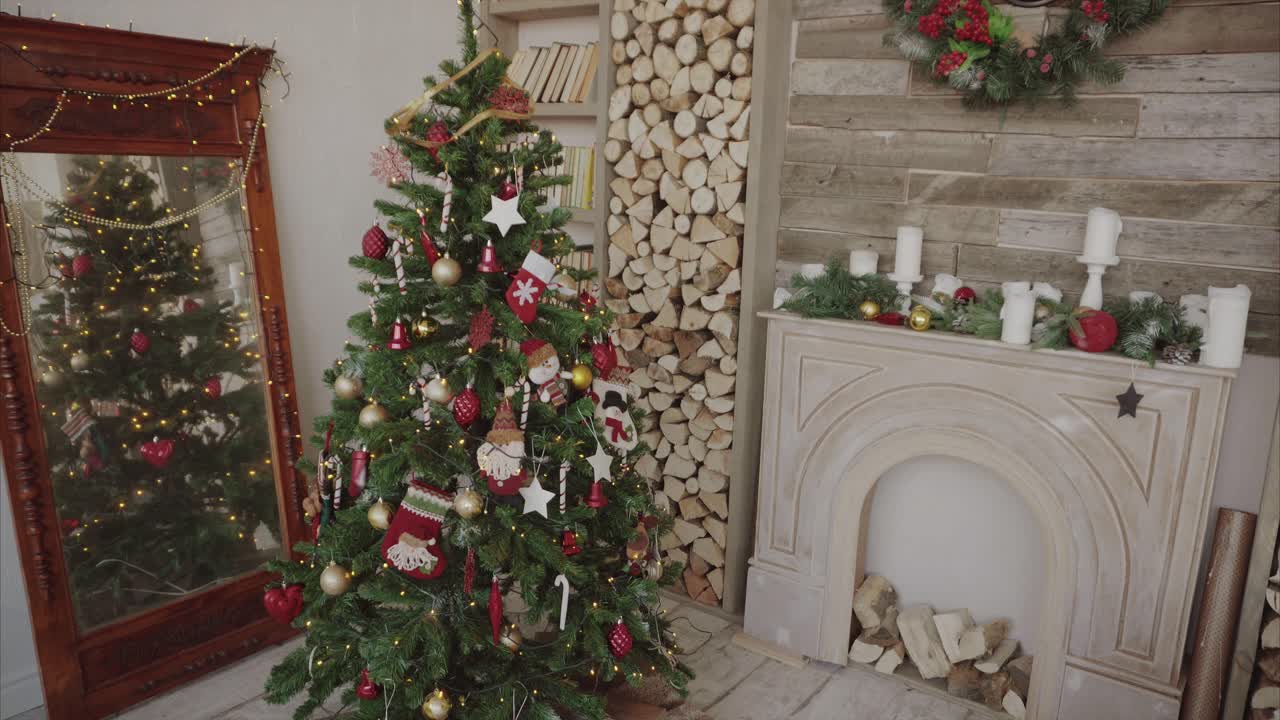 sala de estar decorada con chimenea y árbol de navidad