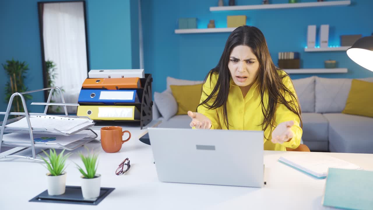 una joven mujer de negocios leyendo malas noticias.