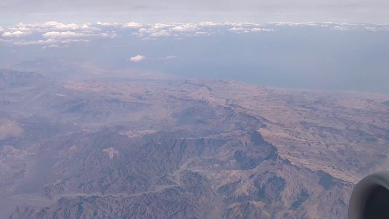 una vista desde el avión del terreno y la topografía del golfo