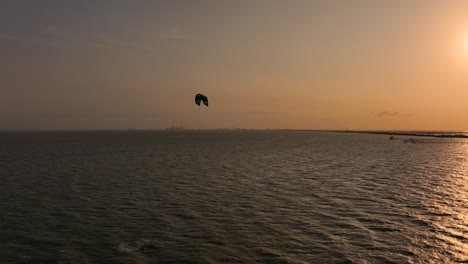 Persiguiendo-A-Los-Kitesurfistas-En-El-Golfo-De-México-Al-Atardecer