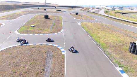 aérea sobre carrinhos e pilotos em uma pista de corrida na república da geórgia