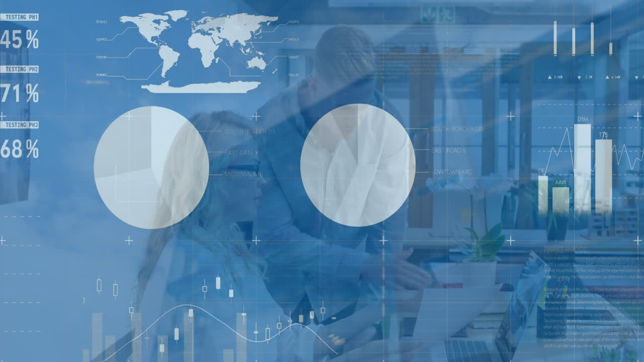 анимация обработки данных над белым мужчиной и женщиной, обсуждающимися на ноутбуке в офисе.