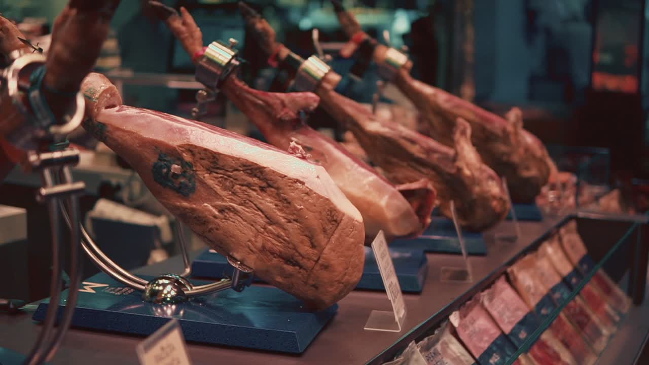 exhibición de jamón curado