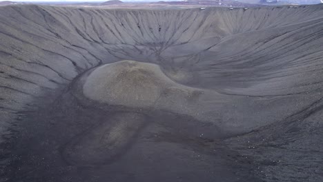 vuelo sobre el volcán hverfjall en el norte de islandia