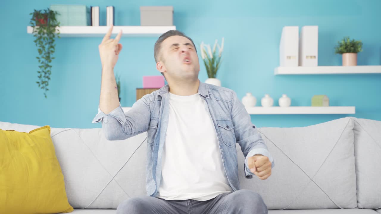 로커 기호를 하고 춤을 추는 남자