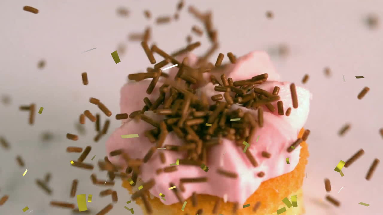 salpicaduras y animación de confeti cayendo en pastel con glaseado rosado
