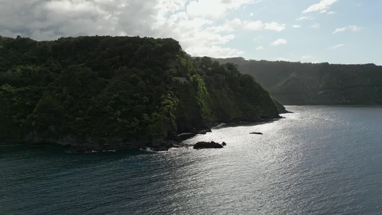 숲이 우거진 마우이 해안선을 향해 누아일루아 베이 위로 공중 비행