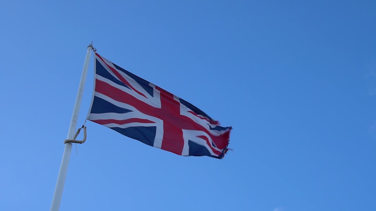 Bandiera britannica Union Jack che sventola in una giornata ventosa
