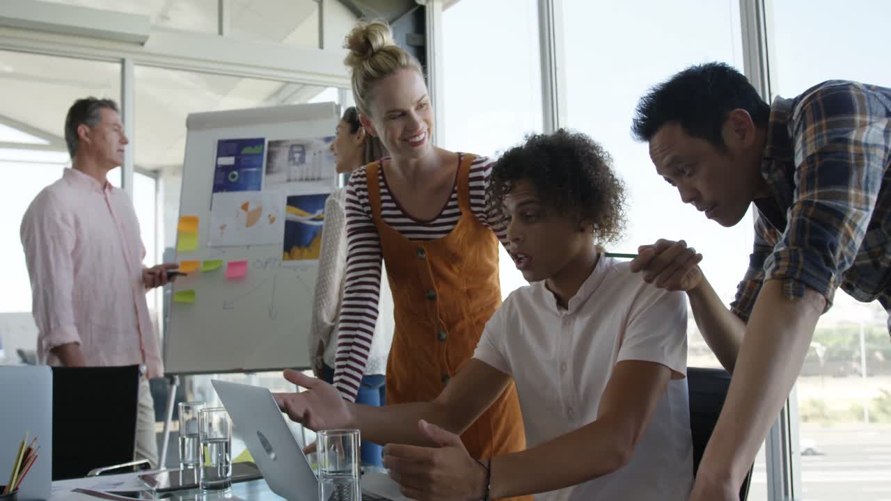 ejecutivos de negocios trabajando en una computadora portátil en una oficina moderna 4k