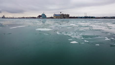 Eis-Schwimmt-Im-Kalten-Blauen-Wasser-Entlang-Des-Detroit-River-Mit-Boblo-Island-Im-Hintergrund