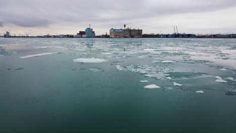 Hielo-Flotando-En-El-Agua-Azul-Fría-A-Lo-Largo-Del-Río-Detroit-Con-La-Isla-Boblo-En-El-Fondo