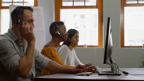 Führungskräfte-Arbeiten-Mit-Headset-Am-Schreibtisch-4k