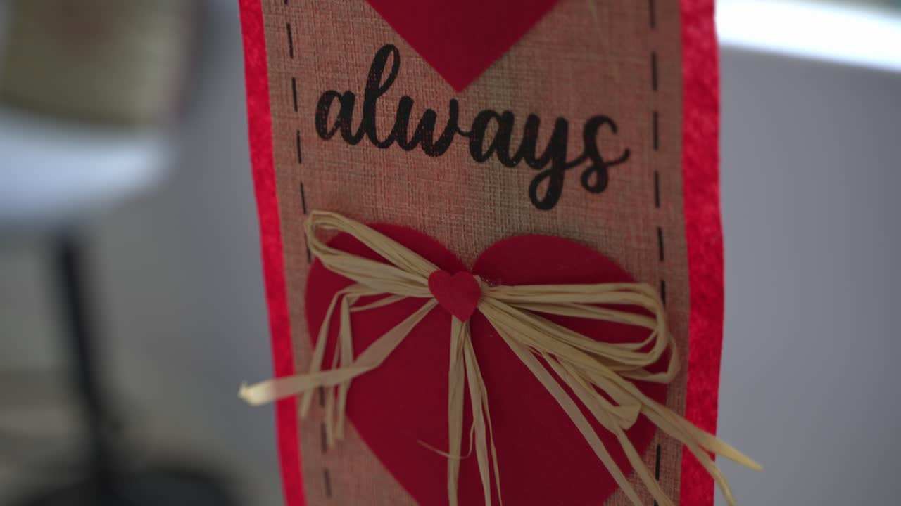 sartén lento de la decoración del día de san valentín haciendo un pastel especial del día de san valentín pastel de chocolate vegano sin huevos a base de plantas sin lácteos
