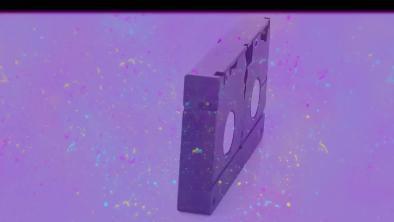 회전하는 비디오 카세트를 보여주는 고통스러운 빈티지 영화의 애니메이션