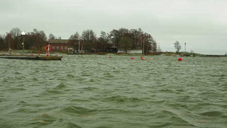 Stürmisches-Meer-Und-Wellen-In-Der-Bucht-Während-Der-Wintersaison