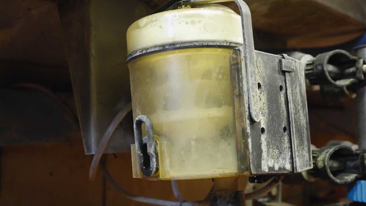 caja de ordeño que recoge la leche de la vaca lechera que se ordeña en la granja - toma de cerca