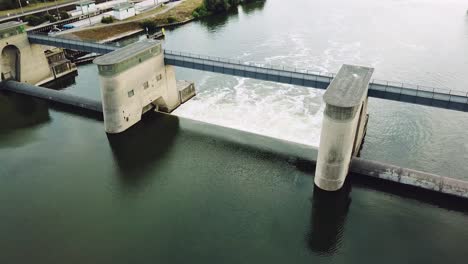 flying-around-a-floodgate-in-Frankfurt-am-Main,-Germany