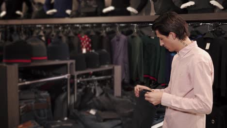 hombre comprando ropa en una tienda minorista