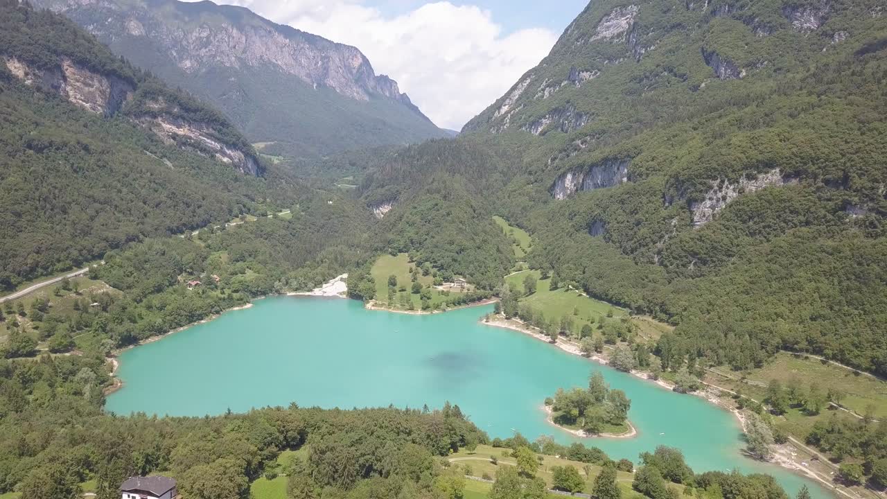 aerial de una enorme sombra moviéndose a través del lago di tenno cerca de la aldea de ville del monte, monstruo del lago ness a plena luz del día soleado