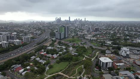 Vista-Aérea-Del-Parque-Hanlon-Al-Atardecer-En-Brisbane,-Queensland,-Australia-Con-Nubes