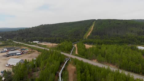 4K-Drohnenvideo-Der-Trans-Alaska-Pipeline,-Die-Unter-Der-Fahrbahn-In-Fairbanks,-Ak,-An-Einem-Sonnigen-Sommertag-Kreuzt-3