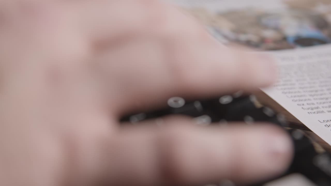 노동 조합 분쟁에서 파업 조치를 논의하는 신문 헤드라인 옆에서 키보드를 사용하는 사람