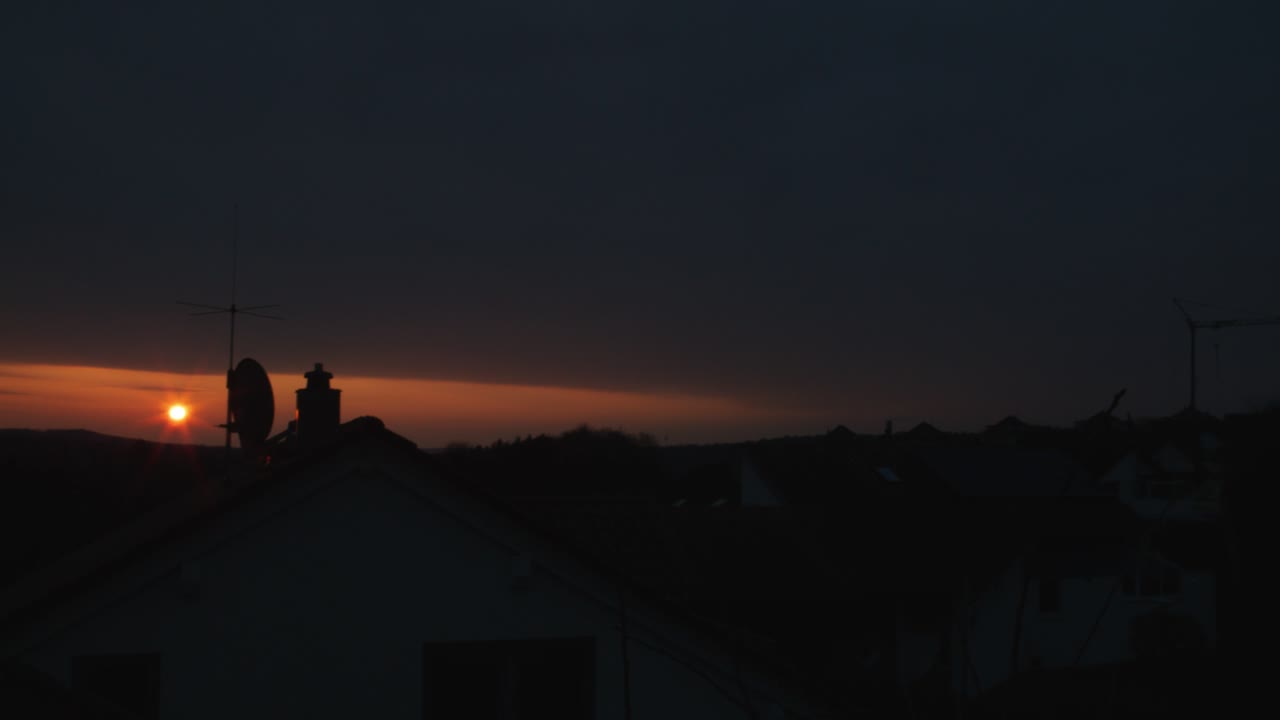 4k의 슈투트가르트 발코니에서 어두운 하늘의 붉은 오렌지 선셋 패닝 샷, 빨간색 코모도 쿡 미니 s4i 렌즈 프리미엄 품질 | 소식