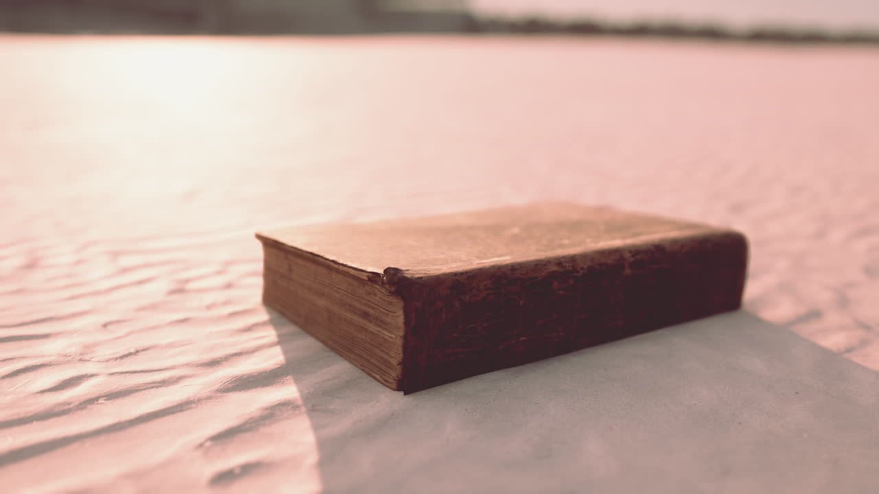 vecchio libro sulla spiaggia di sabbia