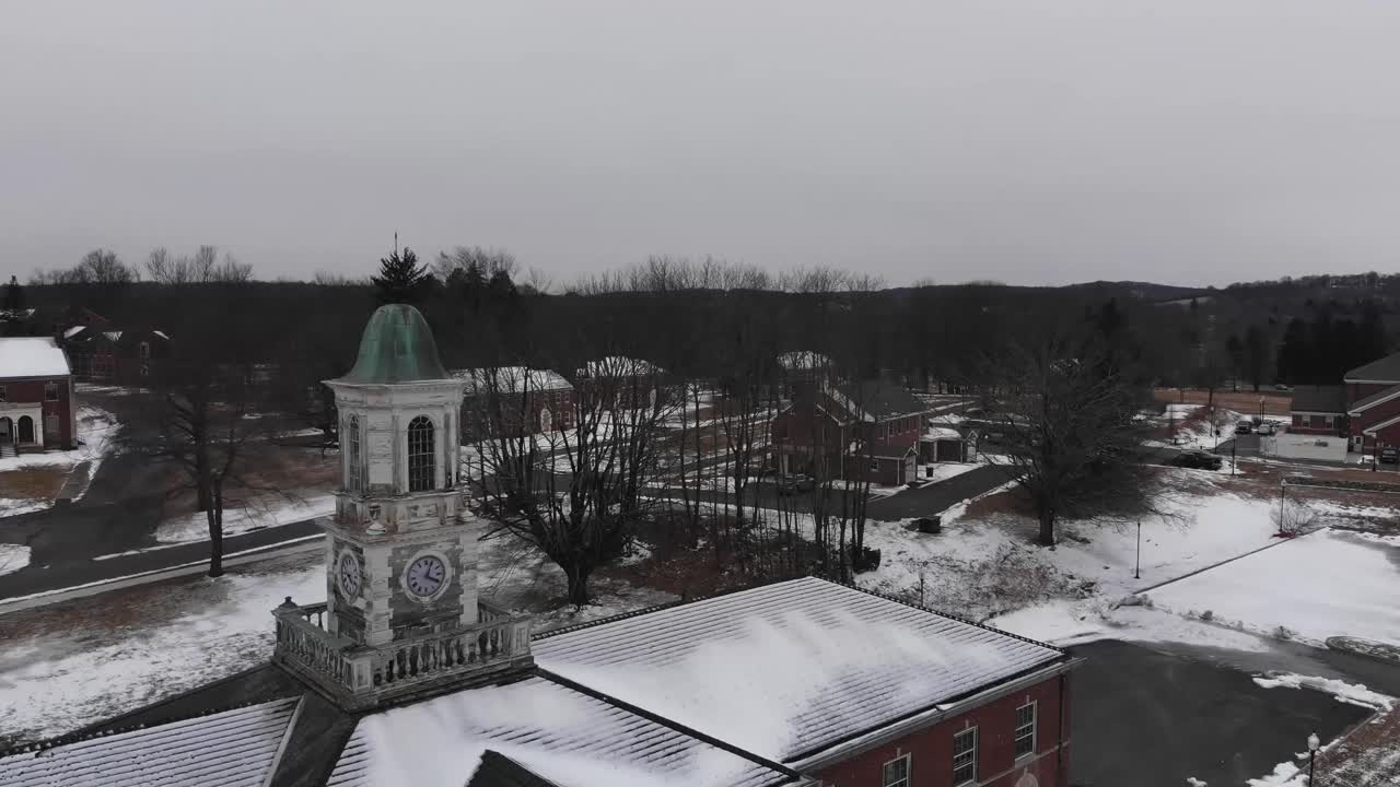 un dron de invierno disparó volando por la cúpula en descomposición y el reloj en el asilo del hospital abandonado de fairfield hills en newtown, connecticut