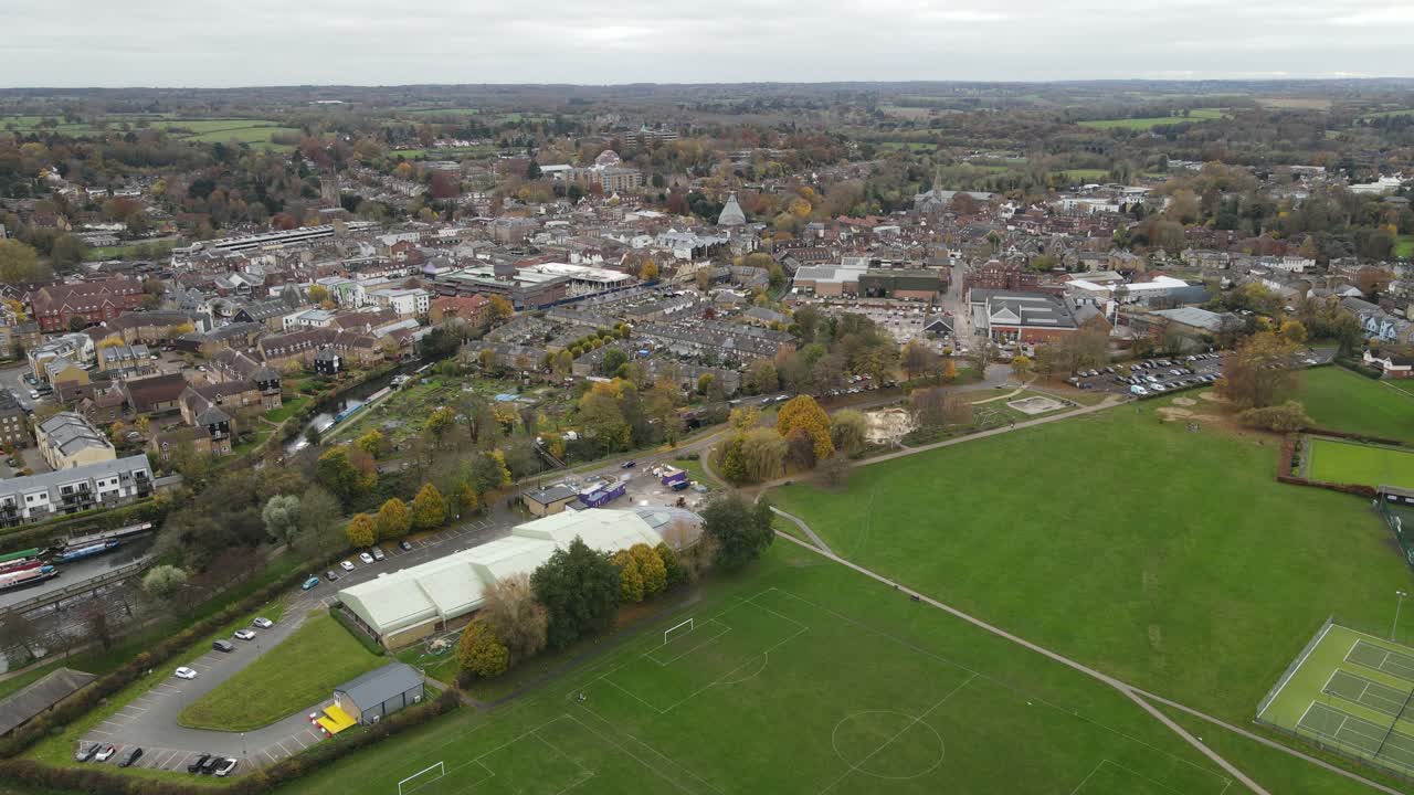 Hartham Common Park, città sullo sfondo, Hertford, Hertfordshire, Regno Unito, vista aerea con drone