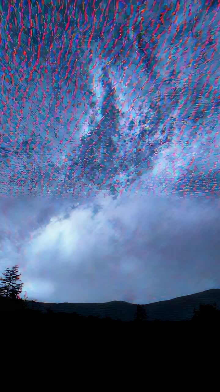 Video verticale: aurora boreale roteante che cambia colore sopra la cresta della foresta, con alberi in silhouette