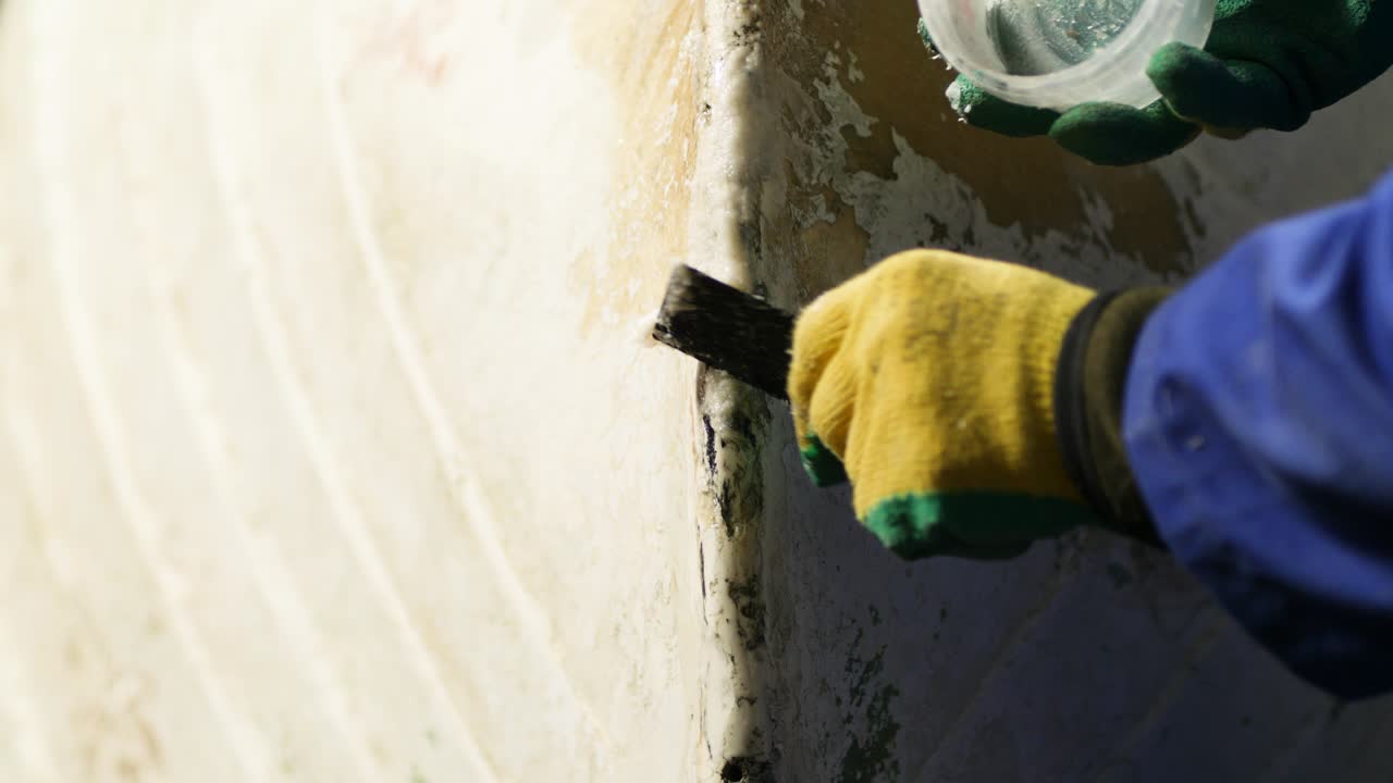 Reparation af beskadiget glasfiberbådskrog ved brug af fortykket epoxyfyldemiddel