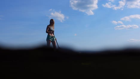 Hübsche-Frau-Standup-Paddle-Boarding-Blick-Vom-Wasser-Slomo