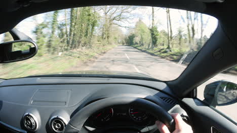 punto de vista de conducir un coche, salir de una carretera rural