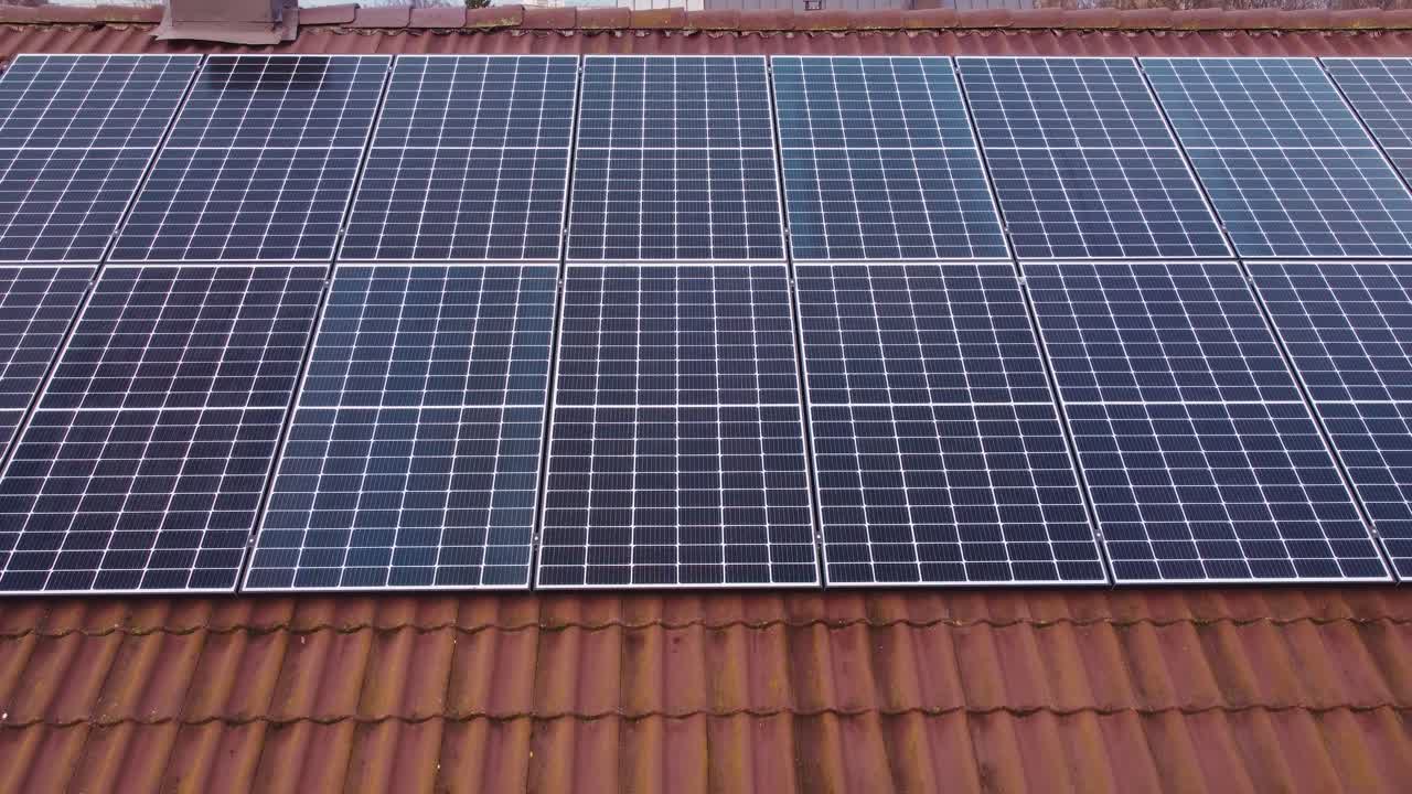 nuevo panel solar fotovoltaico instalado en la parte superior del techo de una casa privada, antena