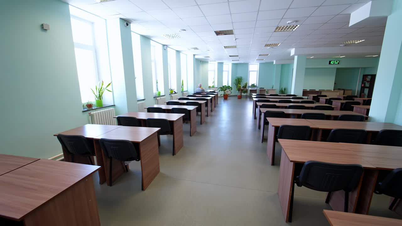 Aula universitaria vuota. Banchi vuoti all'università.