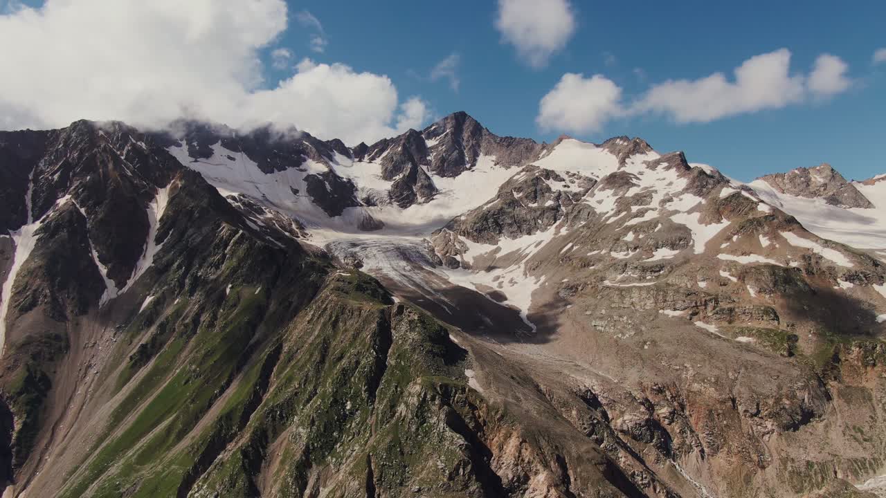 majestuosa cordillera alpina con un glaciar
