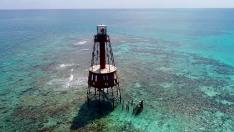 Eine-4K-Drohnenaufnahme-Eines-Verlassenen-Leuchtturms-In-Einer-Abgelegenen-Gegend-Der-Karibik,-In-Der-Nähe-Von-Bimini,-Bahamas